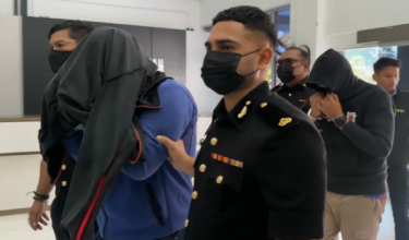 Dua pembantu penguasa Jabatan Kastam Diraja Malaysia (JKDM) mengaku tidak bersalah di Mahkamah Sesyen Kuala Terengganu atas pertuduhan menerima rasuah berjumlah RM12,500