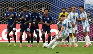 Kapten Argentina, Lionel Messi, mengambil sepakan percuma ketika aksi pusingan 32 terbaik Piala Dunia FIFA 2026 menentang Cape Verde/Foto AFP