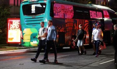 Bas yang membawa skuad England tiba di hotel penginapan di Mexico City menjelang aksi pusingan 16 terbaik Piala Dunia/Foto REUTERS