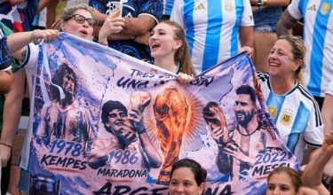 Penyokong Argentina bersorak penuh emosi ketika menyaksikan kemenangan dramatik 3-2 ke atas Cape Verde pada pusingan 32 terbaik di Miami, Florida/Foto REUTERS