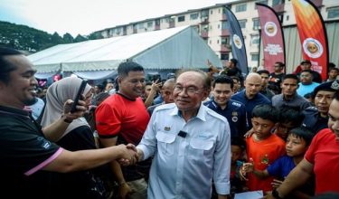 Perdana Menteri Datuk Seri Anwar Ibrahim (tengah) diiringi Menteri Belia Dan Sukan, Dr Mohammed Taufiq Johari (empat, kanan) pada Program Jalinan Mesra PMX Bersama Belia Johor sempena Kembara Inspirasi Belia Akar Umbi (KIBAR).