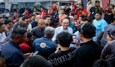 JOHOR BAHRU, 4 Julai -- Perdana Menteri Datuk Seri Anwar Ibrahim (tengah) diiringi Menteri Belia Dan Sukan, Dr Mohammed Taufiq Johari bersalaman dengan orang ramai yang hadir pada Program Jalinan Mesra PMX Bersama Belia Johor sempena Kembara Inspirasi Belia Akar Umbi (KIBAR) di Taman Melor, Tampoi di sini hari ini.

--fotoBERNAMA (2026) HAK CIPTA TERPELIHARA