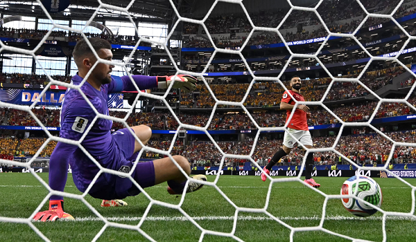 Salah menggunakan teknik sepakan Panenka ketika menjaringkan gol dalam penentuan penalti / AFP