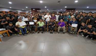 Pengerusi Yayasan Kebajikan Atlet Kebangsaan (YAKEB), Datuk Ahmad Shapawi Ismail bersama para penerima sumbangan pada Program Prihatin Sukan: Untukmu Jaguh Negara di Kompleks Sukan Bukit Kiara hari ini/ BERNAMA