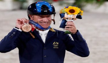 Andrew Hoy ketika memenangi pingat gangsa di Olimpik Tokyo 2020