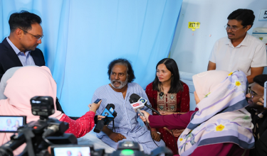Sathiya, baru menjalani pembedahan memotong ibu jari kaki kiri akibat jangkitan kuman di Hospital Ampang