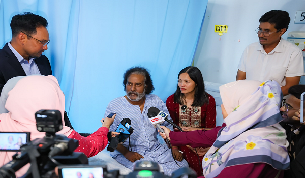 Sathiya, baru menjalani pembedahan memotong ibu jari kaki kiri akibat jangkitan kuman di Hospital Ampang