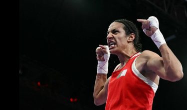 Imane Khelif dari Algeria meraikan kemenangannya ke atas Anna Luca Hamori (Hungrary) dalam perlawanan tinju suku akhir kategori 66kg wanita semasa Sukan Olimpik Paris 2024, semalam/ AFP