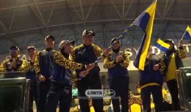 Tuanku Syed Faizuddin Putra Jamalullail menyerahkan bendera kontinjen Perlis ke SUKMA Sarawak di Stadium Tuanku Syed Putra Kangar