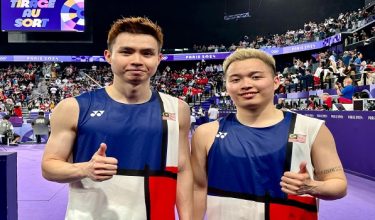 Aaron Chia dan Soh Wooi Yik memberikan 'pose' istimewa kepada wartawan RTM sejurus selepas menamatkan aksi menentang gandingan Denmark