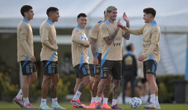 Lisandro Martinez (kanan) turun pada sesi latihan di Ezeiza, Buenos Aires pada 3 September 2024/ Foto AFP