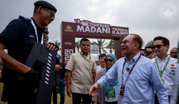 Datuk Seri Anwar Ibrahim, meninjau G Hillstand menempatkan pemegang Tiket MADANI sempena F1/Foto PMO