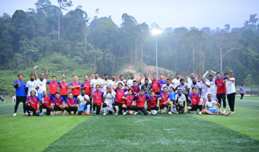 Perlawanan persabatan antara Pasukan Bola Sepak RTM menentang V80’s FC (baju putih) di Genting Highlands