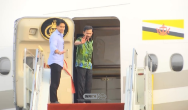 Pesawat khas yang membawa Sultan Brunei, Sultan Hassanal Bolkiah bersama Putera Abdul Mateen Bolkiah dan delegasi Brunei berlepas dari Kompleks Bunga Raya, Lapangan Terbang Antarabangsa Kuala Lumpur (KLIA) kira-kira pukul 5.30 petang tadi