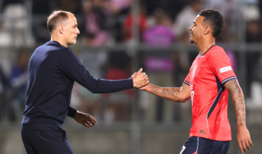 Ketua jurulatih England, Thomas Tuchel (kiri), mengucapkan tahniah kepada penyerang England, Morgan Rogers, selepas perlawanan Liga Negara-Negara UEFA Kumpulan A3 antara Croatia dan England di Stadium HNK Rijeka, Rijeka, Croatia, pada 3 Oktober 2026. (Foto AFP/MARKO PERKOV)