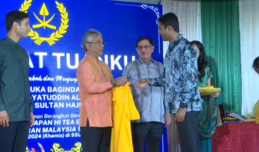 Sultan Pahang Al-Sultan Abdullah Ri'ayatuddin Al-Mustafa Billah Shah suntik semangat pasukan hoki veteran SAS menjelang kejohanan dunia/Foto RTM