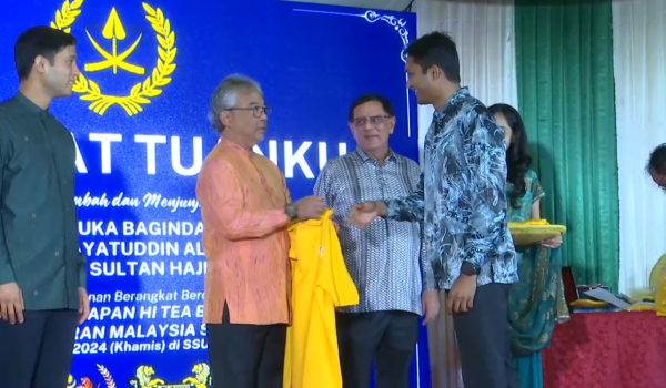 Sultan Pahang Al-Sultan Abdullah Ri'ayatuddin Al-Mustafa Billah Shah suntik semangat pasukan hoki veteran SAS menjelang kejohanan dunia/Foto RTM