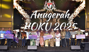 Datuk Seri Nancy Shukri bergambar bersama para penerima anugerah semasa hadir Majlis Perasmian Penutup Sambutan Hari Orang Kurang Upaya (HOKU) Peringkat Kebangsaan Tahun 2025 di Putrajaya / BERNAMA