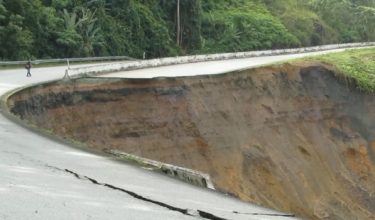 Tanah runtuh di Kilometer 45, Jalan Gua Musang-Lojing, Pos Blau, Gua Musang, Kelantan