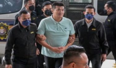 Albert Tei (tengah) dihadapkan ke Mahkamah Sesyen Kuala Lumpur. -Foto Bernama