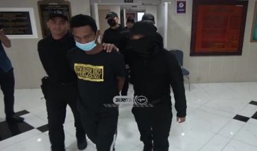 Tertuduh diiringi polis ketika tiba di mahkamah