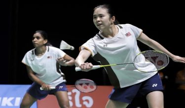 Pemain beregu wanita Malaysia, Pearly Tan (kanan) dan M. Thinaah (kiri). Foto fail RTM.