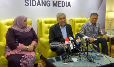 Datuk Seri Ahmad Zahid (TENGAH) pada sidang media selepas selepas Majlis Amanat Tahun 2024 Kementerian Kemajuan Desa Dan Wilayah di Putrajaya