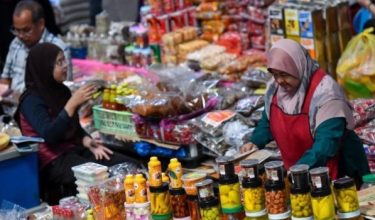 Perusahaan Mikro, Kecil dan Sederhana antara yang menerima manfaat daripada inisiatif yang disediakan kerajaan.-Foto Bernama