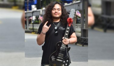 Chiew Yik Yang bersama-sama gitar yang siap tandatangan Yonnyboii dan Jobranko/ Foto Universal Music Malaysia