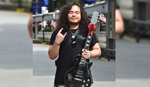 Chiew Yik Yang bersama-sama gitar yang siap tandatangan Yonnyboii dan Jobranko/ Foto Universal Music Malaysia