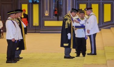 Yang di-Pertuan Agong Sultan Ibrahim berkenan mengurniakan Darjah Kebesaran Seri Mahkota Wilayah (SMW) yang membawa gelaran Datuk Seri kepada Presiden Mahkamah Rayuan Datuk Abu Bakar Jais. Foto/BERNAMA