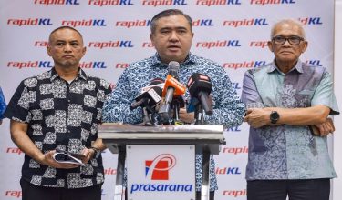 Menteri Pengangkutan Anthony Loke (tengah) ketika sidang media selepas pelancaran Penjejak Penjimatan Pas My50 serta kemudahan pembelian Pas Rapid Kota dan Pas Rapid Kembara secara digital melalui aplikasi Touch n Go di Stesen LRT Ampang Park hari ini.