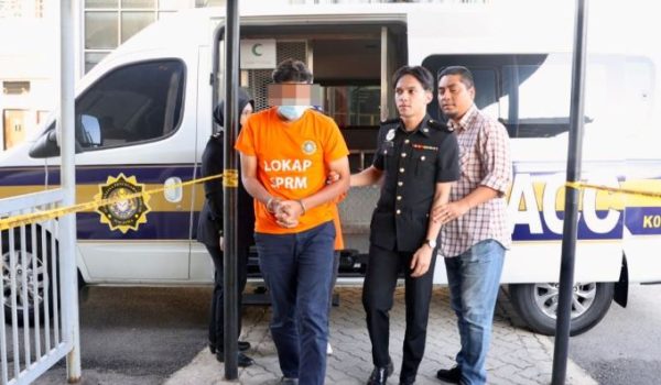 Pendakwah bebas itu disyaki bersubahat menyalahgunakan jawatannya untuk meluluskan kira-kira RM600,000 sebagai balasan bayaran mengumpul dana sebuah institusi pusat pendidikan dan dakwah.