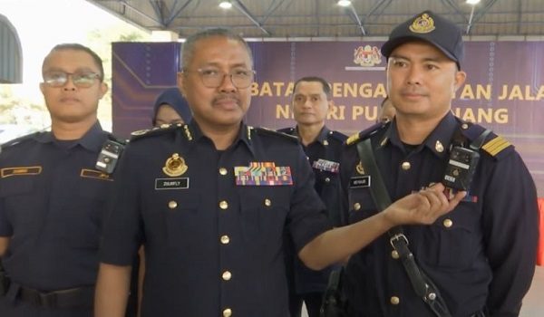 Pengarah JPJ Pulau Pinang, Zulkifly Ismail menunjukkan kamera badan yang akan digunakan penguatkuasa.