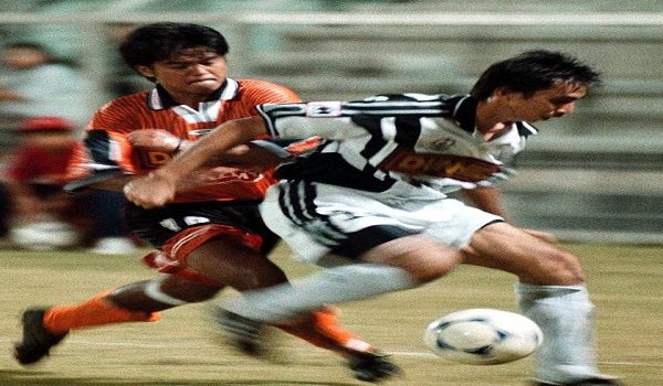 JOHORE BAHARU, 10 Sept -- Pemain Terengganu Zulharisham Awang (depan) menghalang pemain Johor FC Shamsul Sulaiman dalam perlawan Piala Malaysia disini malam tadi.
 Dalam perlawanan tersebut Johor FC seri bersama Terengganu 3-3.
--fotoBERNAMA HAKCIPTA TERPELIHARA