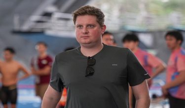 KUALA LUMPUR, 27 April -- Jurulatih kebangsaan Eric Victor Anderson pada Kejohanan Renang Terbuka Malaysia Ke-67 yang bermula 24 sehingga 27 April di Pusat Akuatik Nasional Bukit Jalil di sini hari ini.

Kejohanan tersebut disertai semua negeri seluruh Malaysia termasuk Wilayah Persekutuan Kuala Lumpur, Putrajaya dan Labuan serta beberapa negara jiran.

--fotoBERNAMA (2025) HAK CIPTA TERPELIHARA