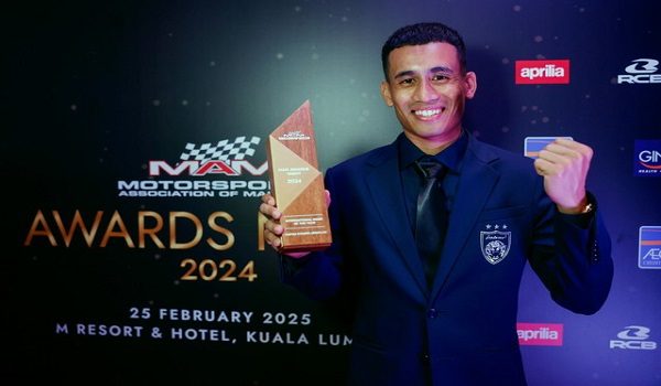 KUALA LUMPUR, Feb 25 -- Malaysian Rider Hafizh Syahrin Abdullah with the International Rider of the Year Awards during Motorsports Association of Malaysia (MAM) Awards Night 2024, held at a hotel today. 

-- fotoBERNAMA (2025) COPYRIGHT RESERVED