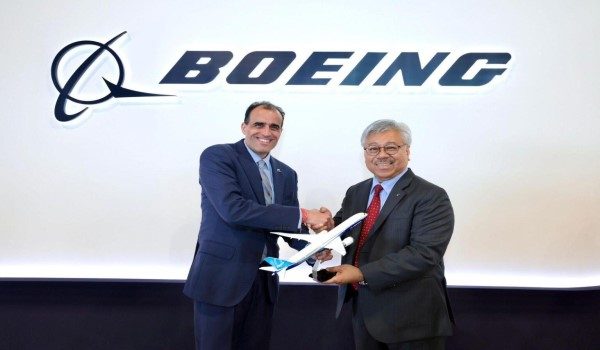 Ketua Pegawai Eksekutif Perkhidmatan Penerbangan (MAG), Mohd Nadziruddin Mohd Basri (kanan) bersama Timbalan Naib Presiden, Jualan Komersial Boeing, Samir Sahgal / Foto MAG