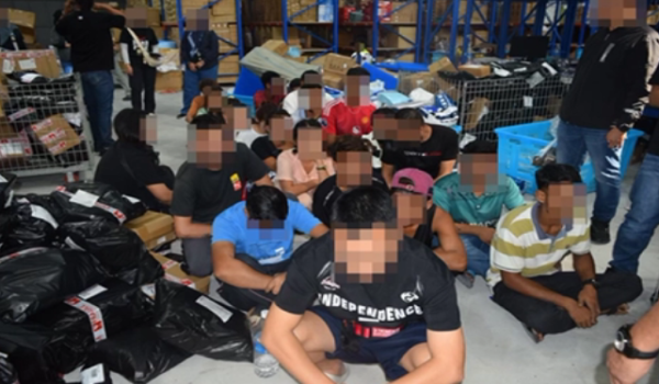 JIM serbu gudang terpencil di Telok Panglima Garang, 24 PATI ditahan / Foto IMIGRESEN
