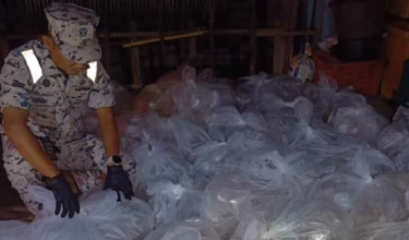 Penguatkuasa Maritim memeriksa bungkusan plastik mengandungi benih udang hidup yang dirampas di jeti persendirian Kampung Kuala Sanglang, Sanglang awal pagi ini.