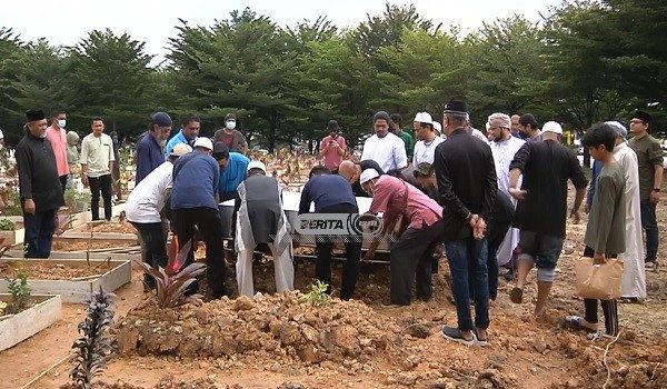 0502_PENGEBUMIAN_LAGENDA_DATUN_PADUKA_JULIE