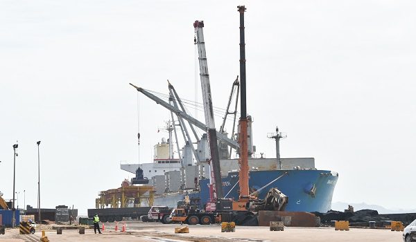 KEMAMAN, 15 Jan -- Aktiviti perkapalan di Dermaga Timur Pelabuhan Kemaman di sini hari ini.

Pembangunan pelabuhan itu bakal memenuhi keperluan industri semasa sekaligus dapat mewujudkan peluang pekerjaan kepada rakyat negeri ini serta membuka lebih banyak peluang perniagaan kepada kontraktor tempatan.

-- fotoBERNAMA (2022) HAK CIPTA TERPELIHARA