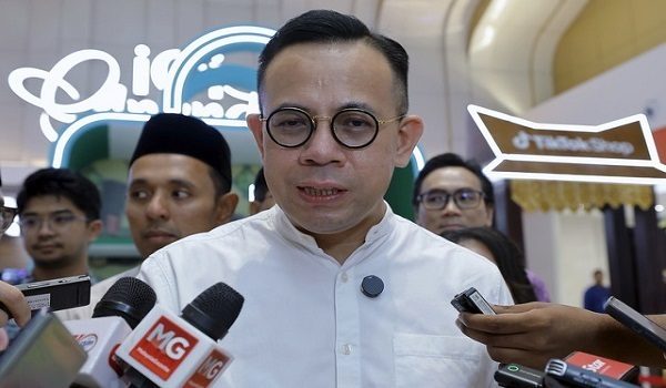 PUTRAJAYA, 5 Mac -- Menteri Pembangunan Usahawan dan Koperasi Steven Sim Chee Keong bercakap kepada pemberita semasa hadir ke Majlis Pelancaran TikTok Shop Bazar Raya 2026 di sini, hari ini.

Penyediaan Live Hub itu bertujuan membantu usahawan yang mungkin tidak mempunyai kemudahan sesuai di rumah atau premis perniagaan untuk menjalankan jualan secara langsung.

--fotoBERNAMA (2026) HAK CIPTA TERPELIHARA
