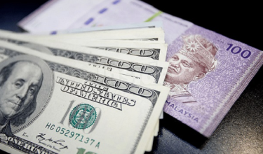 Ringgit menyusut berbanding dolar Amerika Syarikat (AS) semasa dibuka hari ini berikutan permintaan yang lebih memberangsangkan terhadap dolar AS di tengah-tengah kekukuhan hasil Perbendaharaan AS / Foto Hiasan