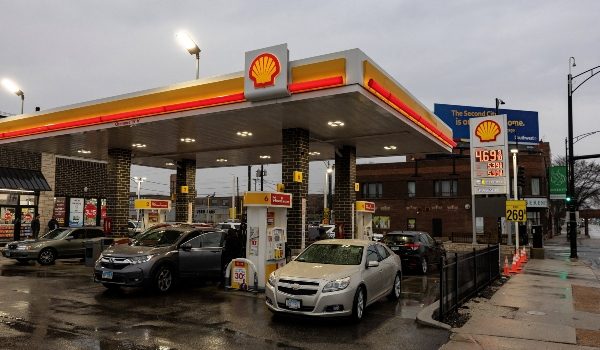 Orang ramai mengisi minyak kenderaan semasa program pemberian petrol percuma di Chicago/Foto REUTERS