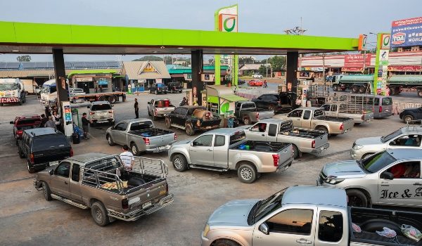 Pemandu beratur isi diesel di stesen minyak di Nakhon Pathom/Foto REUTERS