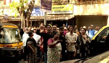 Orang ramai cuba mendapatkan bekalan semula  gas petroleum cecair (LPG) di Mumbai/ REUTERS