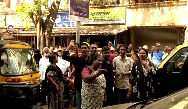 Orang ramai cuba mendapatkan bekalan semula  gas petroleum cecair (LPG) di Mumbai/ REUTERS
