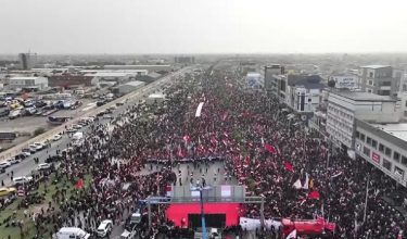 Ribuan penyokong pemimpin politik Iraq yang berpengaruh, Muqtada al-Sadr, mengadakan demonstrasi aman secara besar-besaran di Basra dan Baghdad/ REUTERS