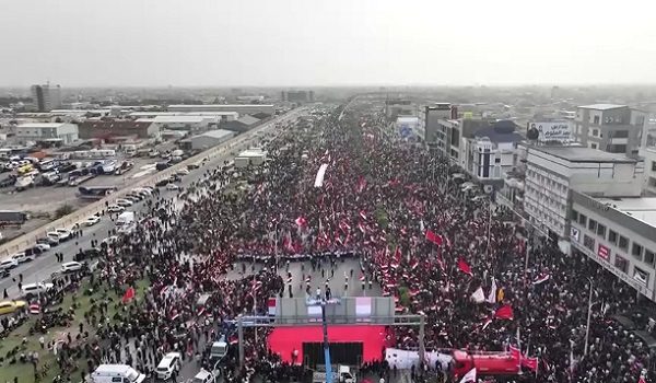 Ribuan penyokong pemimpin politik Iraq yang berpengaruh, Muqtada al-Sadr, mengadakan demonstrasi aman secara besar-besaran di Basra dan Baghdad/ REUTERS